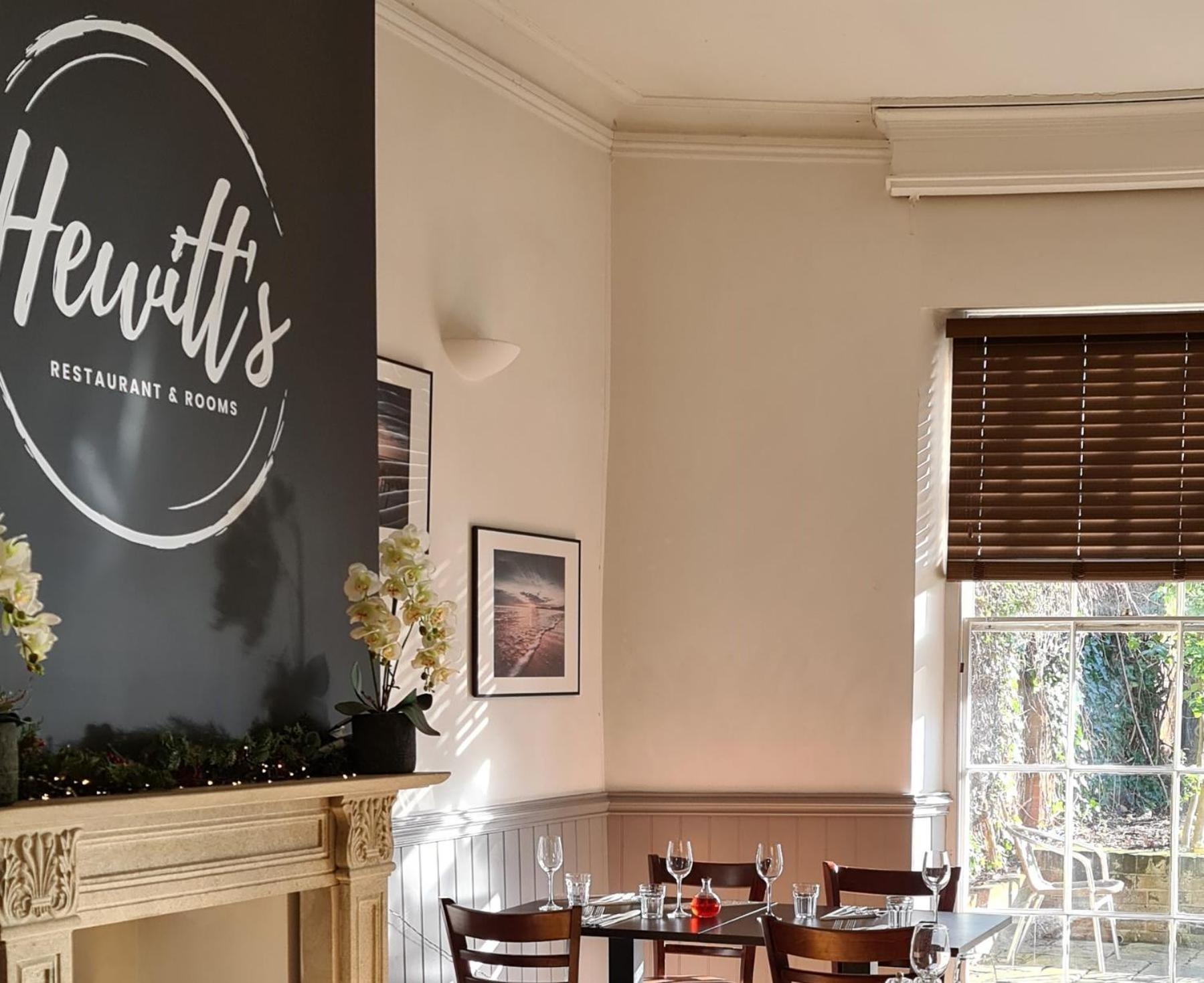 Hewitt'S Restaurant & Rooms ニューポート エクステリア 写真